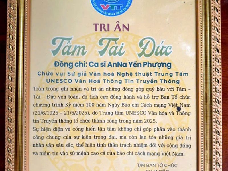anna-yen-phuong-gay-chu-y-voi-san-pham-sap-ra-mat-mang-ten-toi-yeu-viet-nam-cung-loi-chia-se-ve-con-duong-nghe-thuat-3.jpg anna-yen-phuong-gay-chu-y-voi-san-pham-sap-ra-mat-mang-ten-toi-yeu-viet-nam-cung-loi-chia-se-ve-con-duong-nghe-thuat-3.jpg