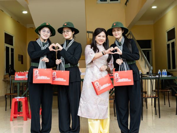 Nữ doanh nhân Anna Yến Phượng cổ vũ tinh thần cho các chiến sĩ nữ tại A80