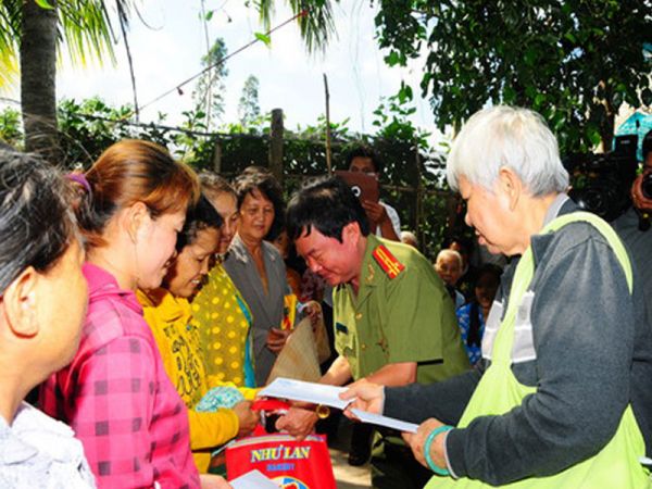Tình người trong mùa hạn, mặn